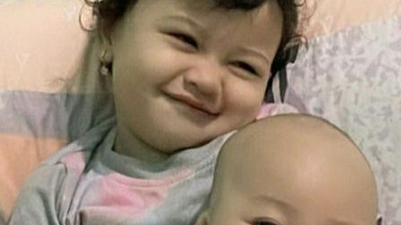 Gemas Berparas Bule! Potret Dua Anak Sidik Eduard yang Kini Alih Profesi Jadi Pedagang Cilok