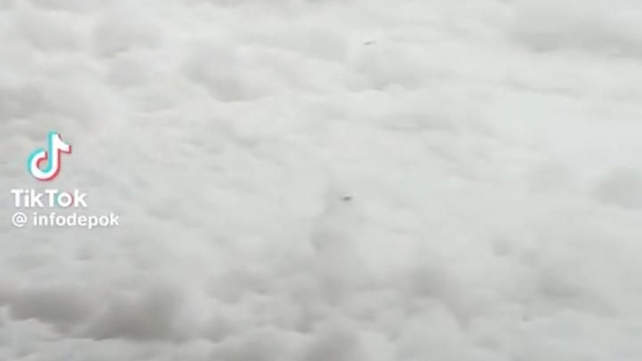 Bak Negeri di Atas Awan Ternyata Limbah Busa, Ini Penampakan Sungai di Kali Baru Cimanggis yang Diduga Tercemar