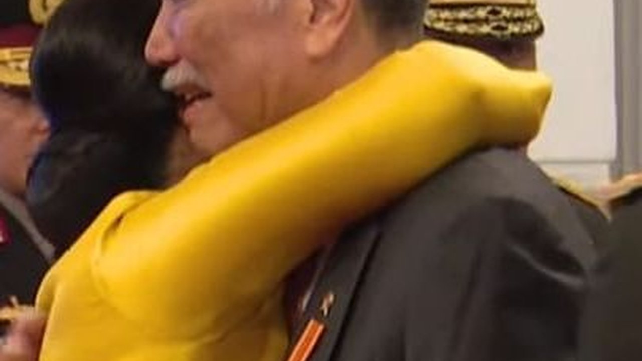 Saksikan Menantu Dilantik Jadi Kasad, Luhut Menangis saat Peluk Jenderal Maruli
