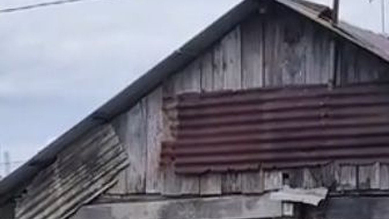 Viral Rumah di Tengah Genangan Air Penuh Sampah, Bikin Sedih