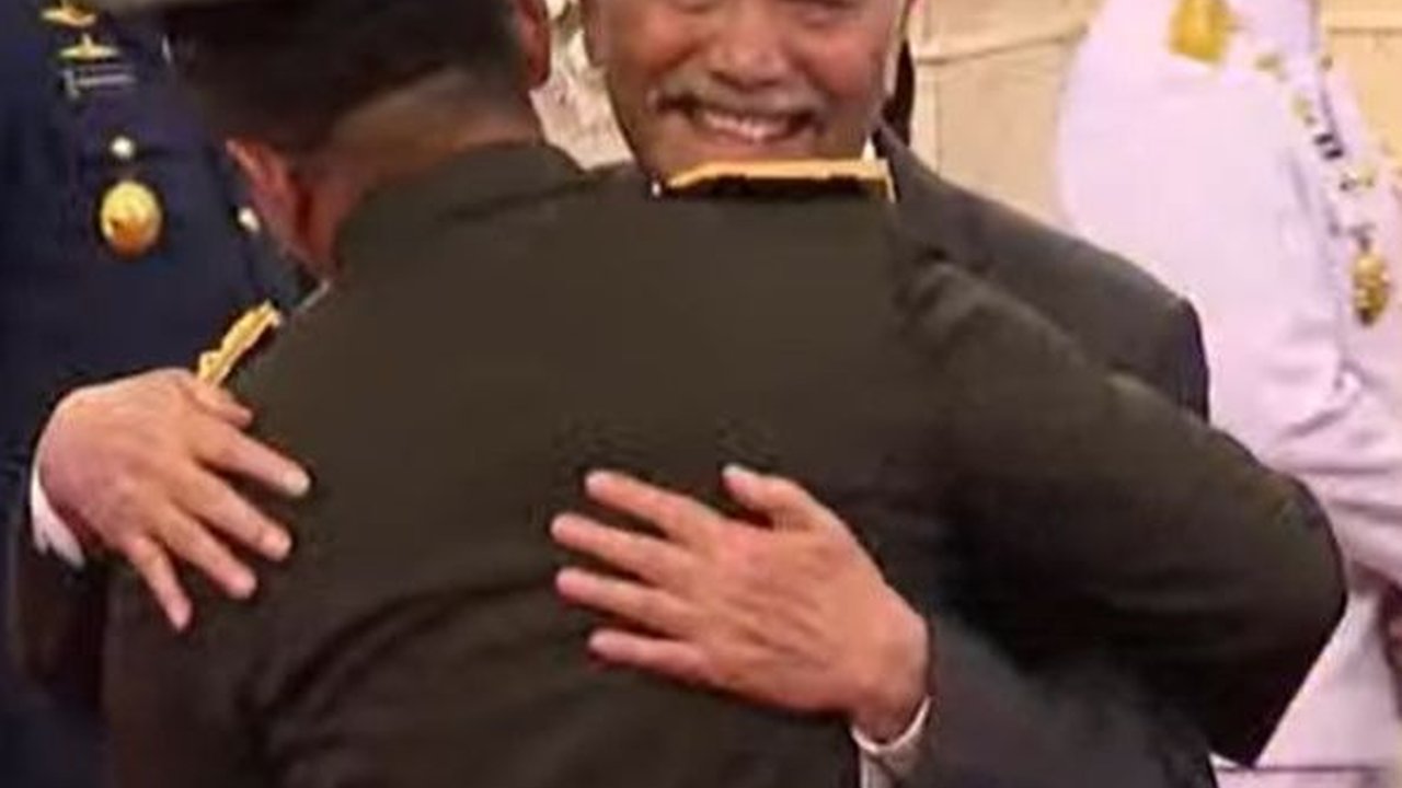 VIDEO: Luhut Nangis Bangga Tepuk Pipi Kasad TNI Jenderal Maruli Dilantik Jokowi