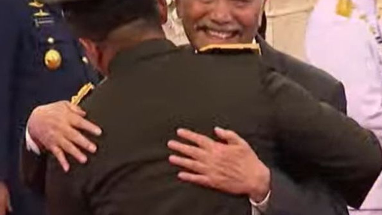 VIDEO: Tangis Haru Luhut Hormat Bangga Maruli Jadi Kasad TNI Dilantik Jokowi di Istana