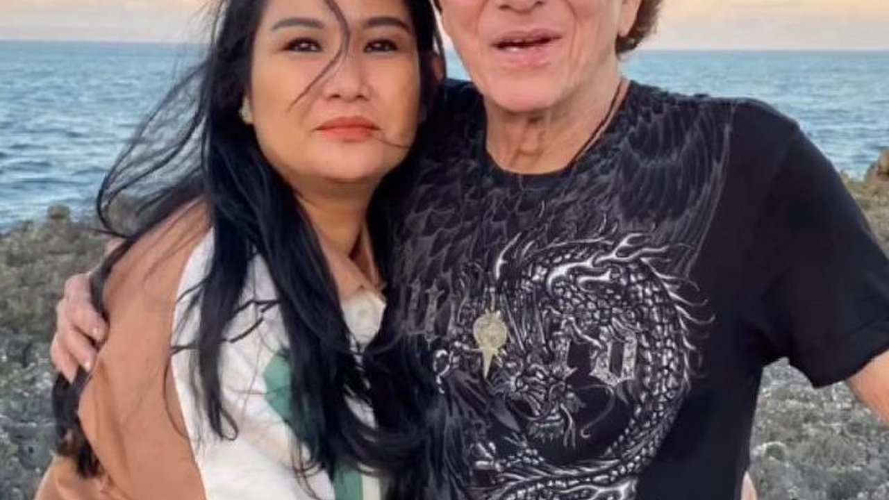 Pernikahan Sang Rocker Legendaris, Ahmad Albar, dengan Dewi Sri Astuti: Kisah Cinta yang Bertahan Meski Terpaut Usia