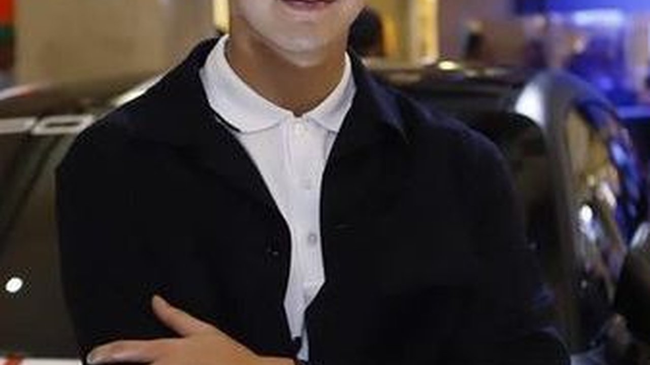 Ini 8 Potret Kemesraan Al Ghazali dan Laura Moane, Pelukan dan Ciuman di Lapangan