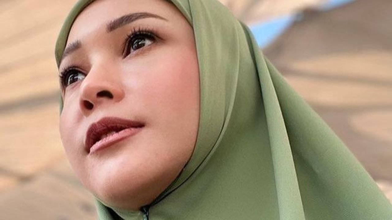 8 Foto Cantik Bunda Maia Estianty Yang Berhijab Selama Ibadah Umrah