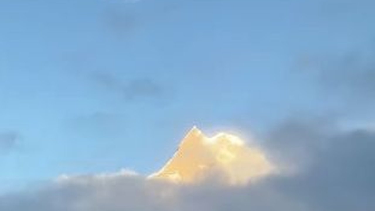 Penampakan Berkilau Gunung 'Paling Suci' bak Gundukan Emas, Dilarang Didaki Punya Julukan yang Unik