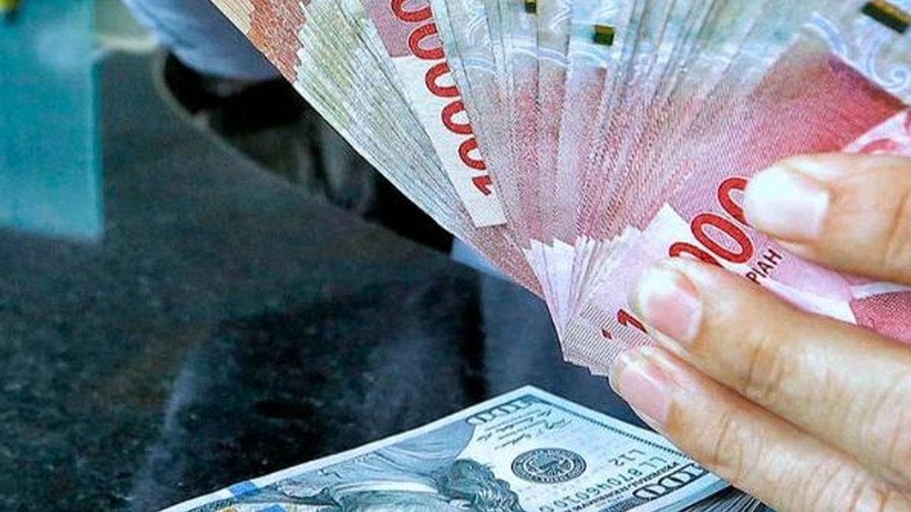 Rupiah Nyaris Rp16.000 per USD, Sri Mulyani Nilai Pelemahan Mata Uang Negara Lain Lebih Parah