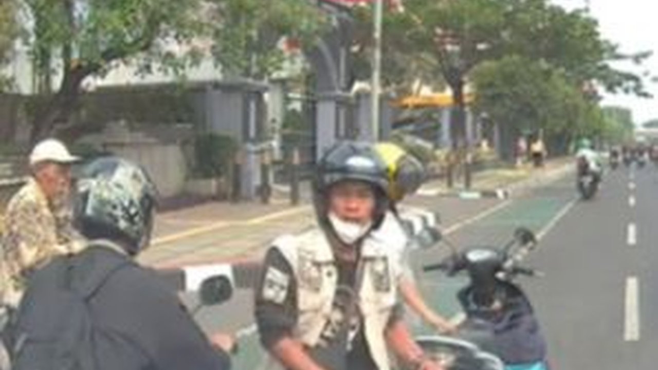 Pemotor Suami Istri Tiba-tiba Hentikan Ambulan di Tengah Jalan, Endingnya Tak Terduga