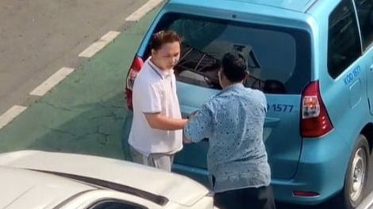 Hidup Bisa Damai kalau Begini, Dua Mobil Tabrakan di Jalan Bukannya Berantem Malah Kasih Uang
