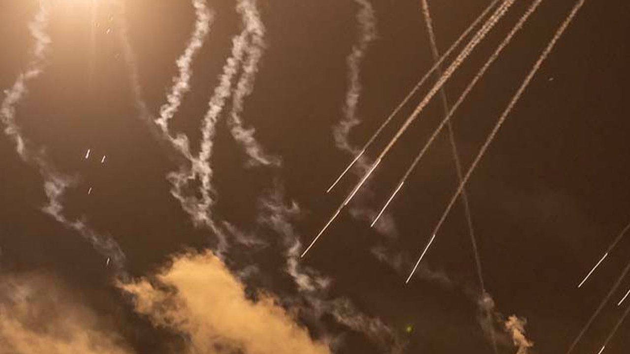 FOTO: Mencekam! Langit Malam di Jalur Gaza Diterangi Suar yang Iringi Serangan Israel