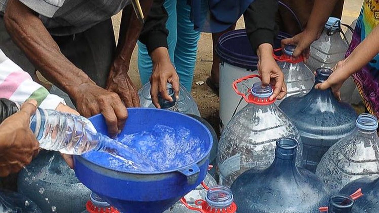 FOTO: Antusiasme Warga Pinggiran Kali Ciliwung Serbu Bantuan Air Bersih