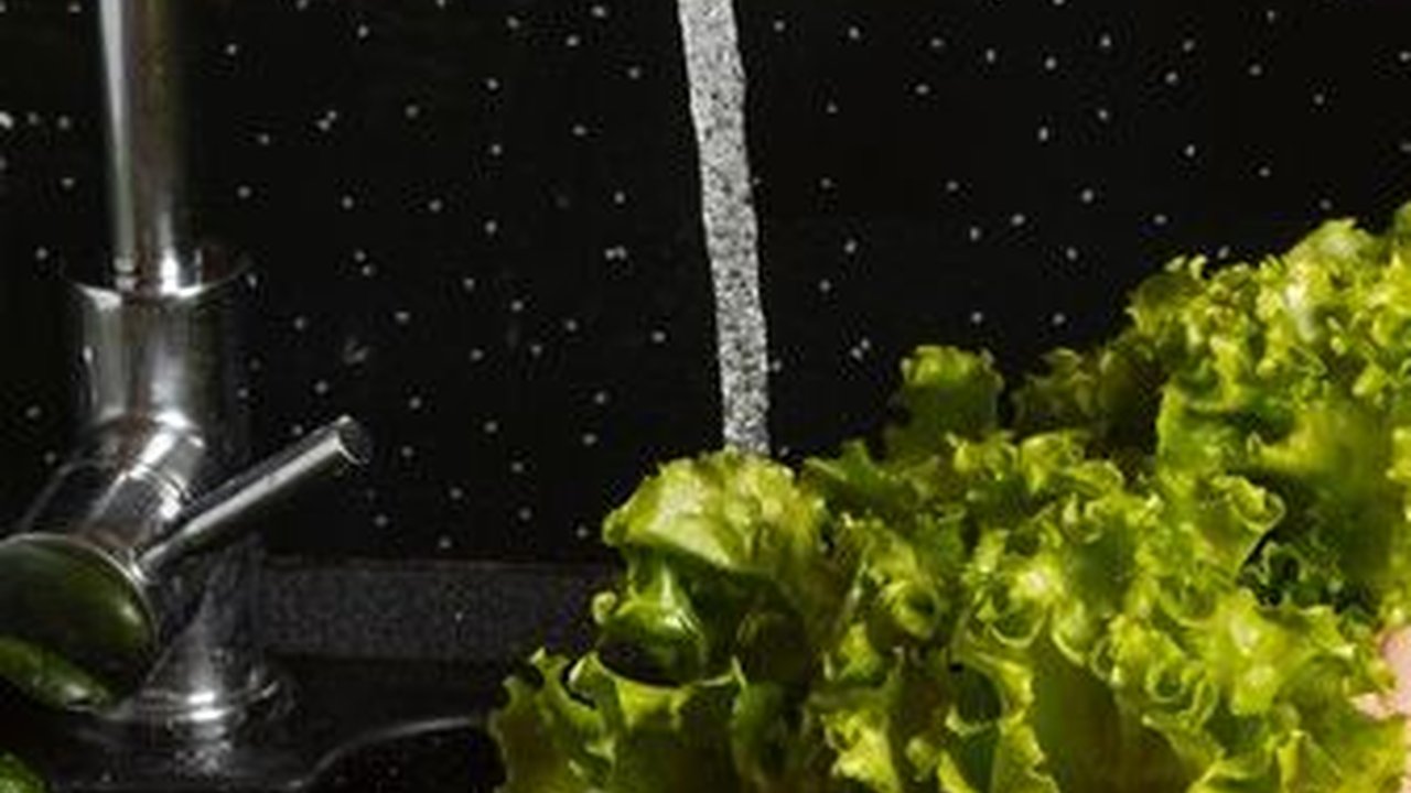 Mencuci Buah dan Sayur Tanpa Pakai Sabun, Apakah Aman?