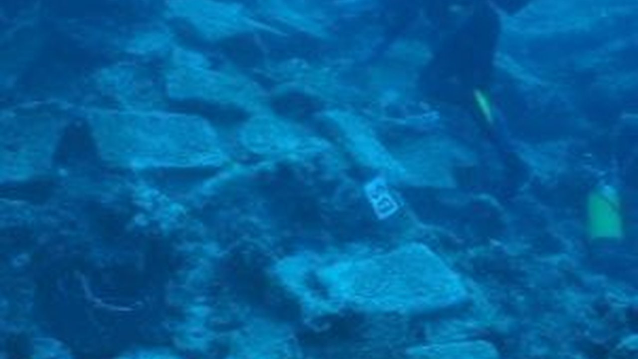 Batang Timah Berusia 3.600 Tahun Ditemukan Dalam Bangkai Kapal Tertua di Dunia, Tenggelam di Zaman Perunggu