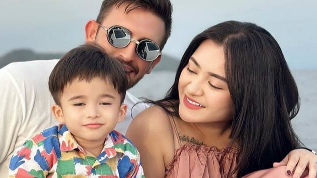 Dituntut Netizen Segera Halal, 8 Foto Nathalie Holscher dan Ladislao Liburan Bertiga Bareng Adzam