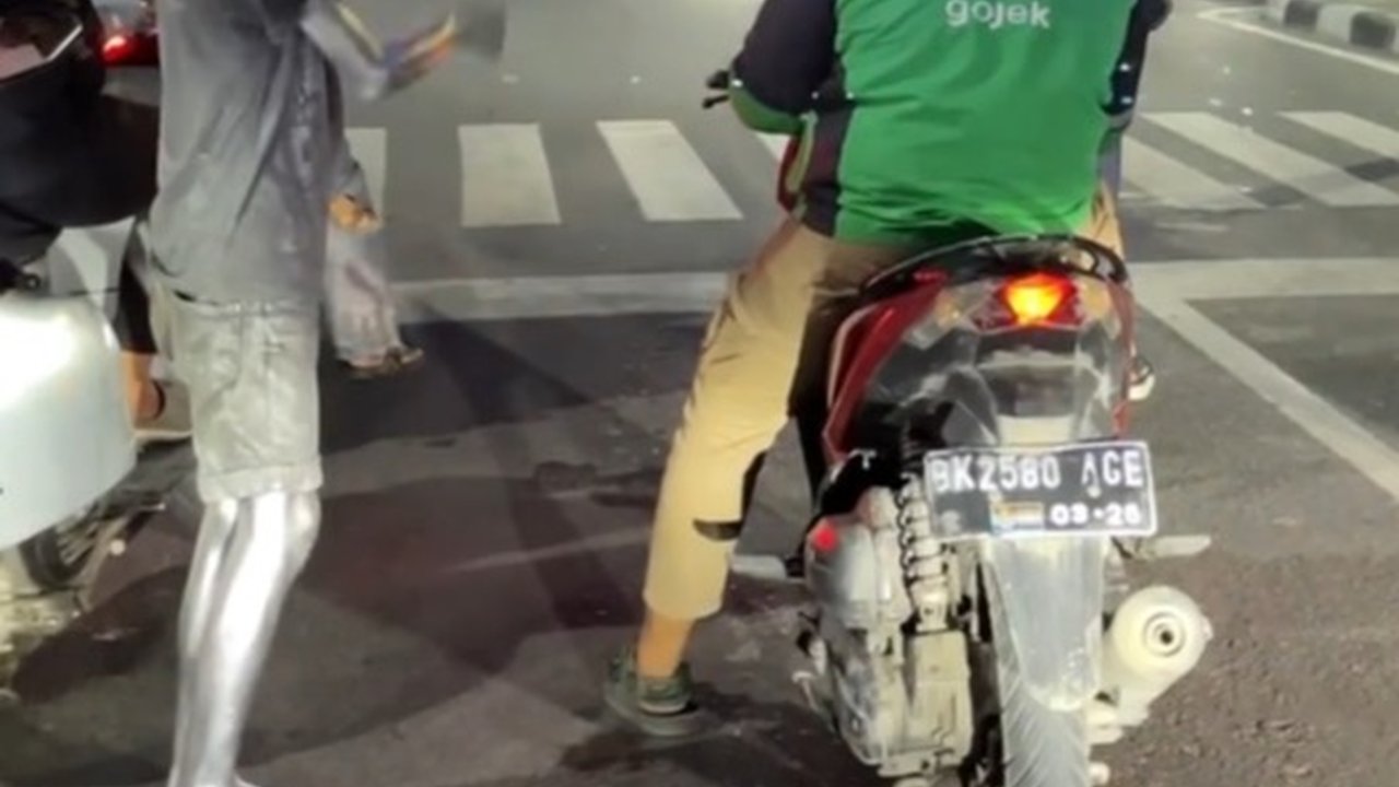 Tak Ada Ongkos, Momen Ojol Bantu Manusia Silver Pulang Ini Jadi Sorotan