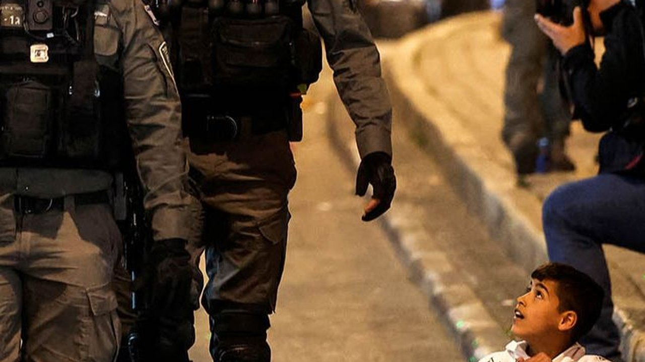 Tentara Israel Bersenjata Lengkap Bak Mau ke Medan Perang, Ternyata Malah Tangkapi Anak Kecil Palestina