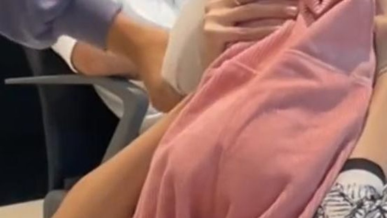 Viral Anak Perempuan Ini Baru Mau Makan saat Lihat Cowok Ganteng, Tingkahnya Lucu Banget