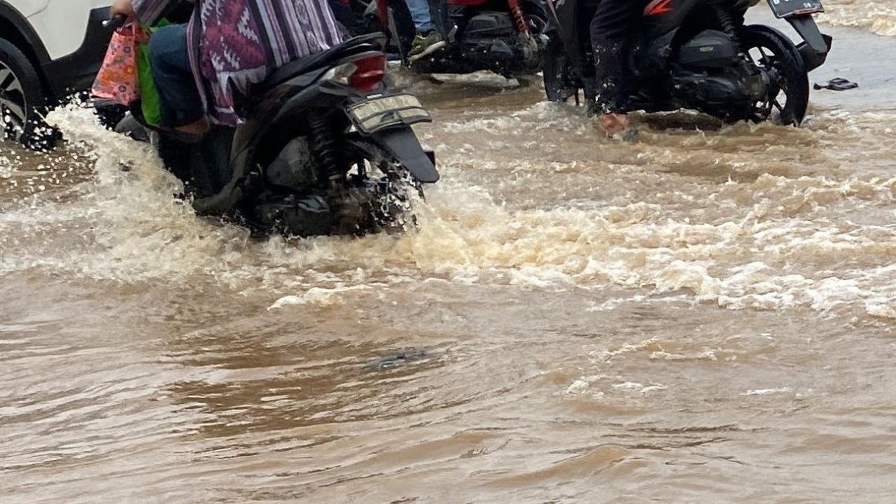 Kali Meluap Sebabkan Simpang Mampang Depok Banjir & Macet Parah, Jalur Ini Bisa jadi Alternatif