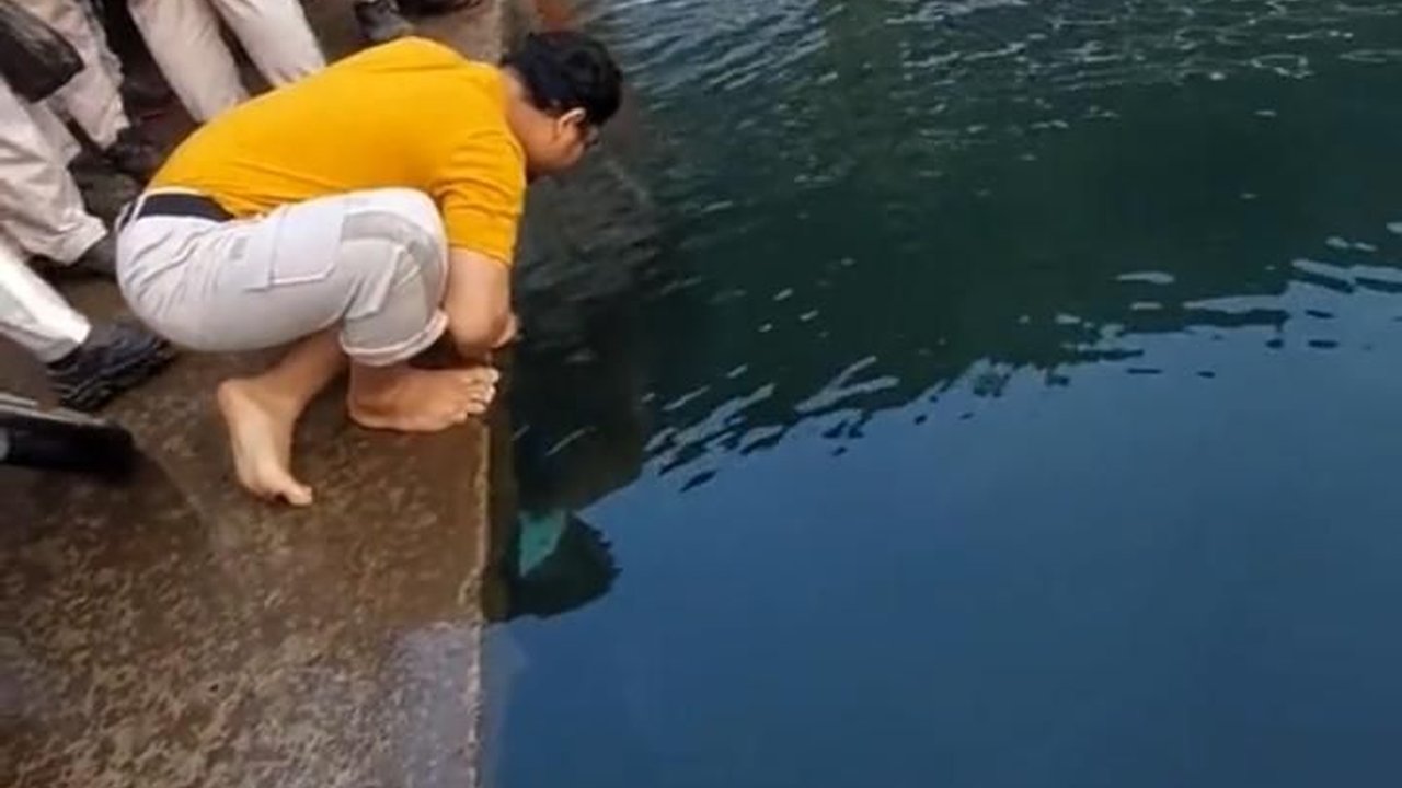 Viral Pria Berusaha Angkat Motornya yang Tenggelam karena Jatuh dari Parkiran, Warganet Soroti Ini