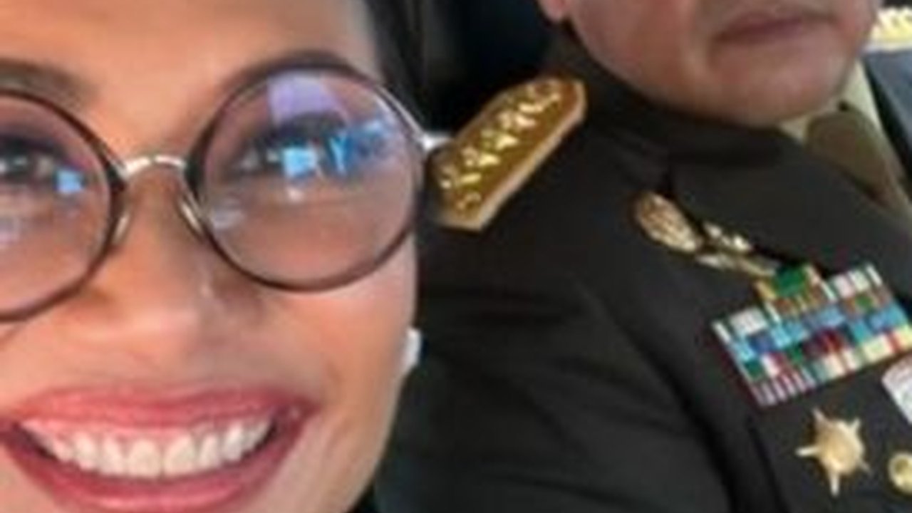 Semobil Berdua, Istri Jenderal Maruli Simanjuntak Full Senyum Usai Suami Dilantik 'Tampang Selalu Sama Kalau Difoto'