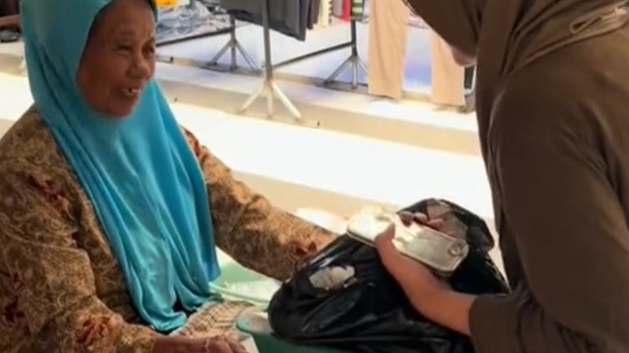 Sering Ditipu Pembeli, Penjual Onde-Onde di Pasar Ini Bingung saat Dagangannya Diborong