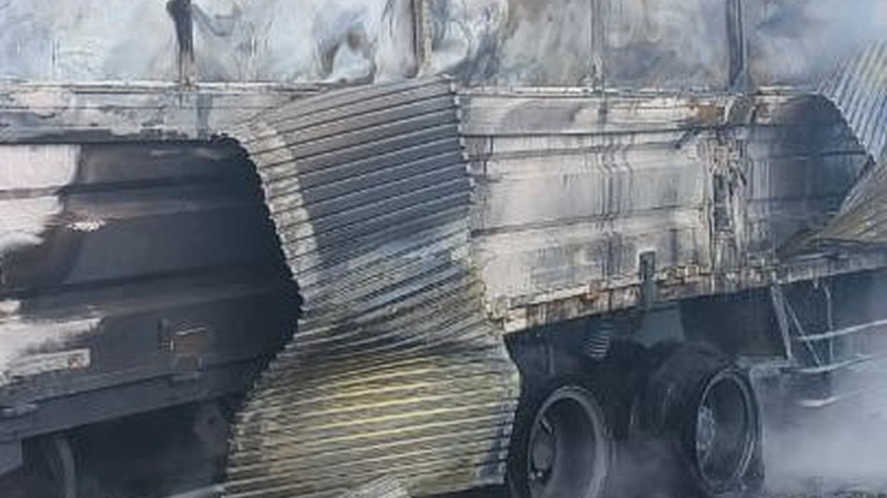 Truk Ekspedisi Angkut Sepeda Listrik Hangus Terbakar di Tol Permai