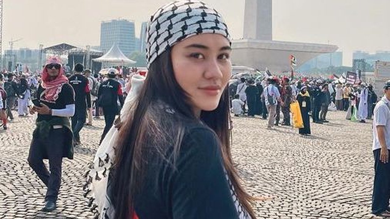 Foto-foto Aaliyah Massaid Ikut Aksi Bela Palestina Bersama Thariq Halilintar di Monas