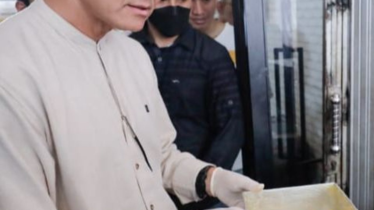 Ekspresi Serius Ganjar saat Jajal Bikin Kue Khas Palembang Lapis Maksuba: Butuh Kesabaran