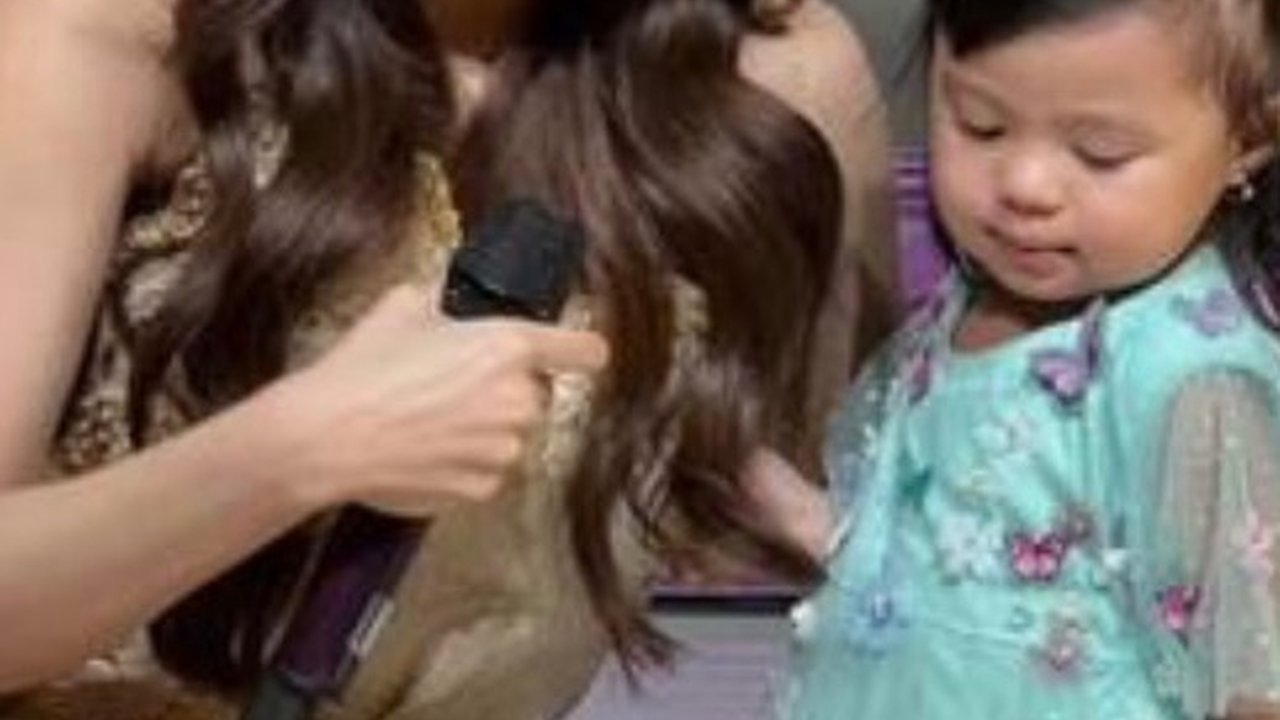 6 Momen Mahalini Nyanyi Bareng Arsy, Sambil Momong Ameena di Panggung