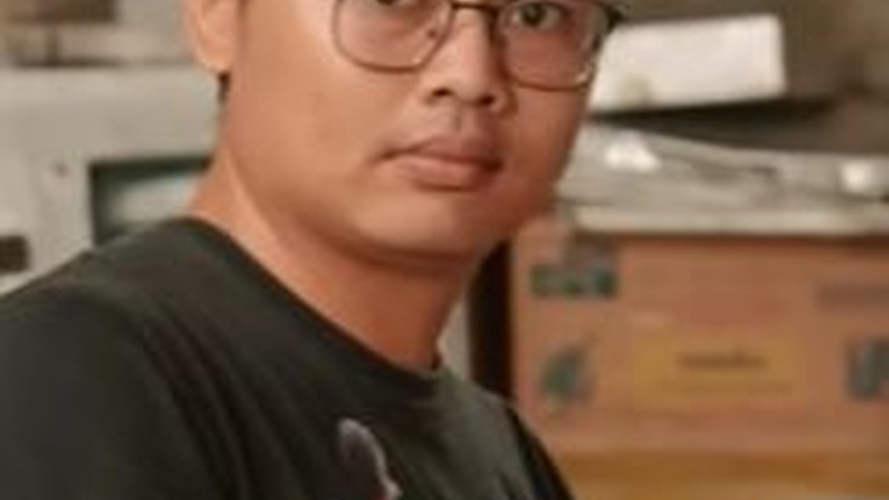 Sudah Nasibnya Begini, Pria Lulusan Sarjana Hukum Jualan Ayam Geprek Omzet Sehari Rp2 Juta