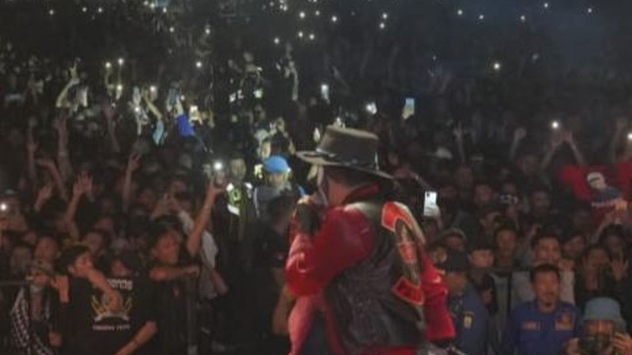 Momen Ribuan Orang Kumpul dalam Pesta Rakyat Ganjar Pranowo di Cirebon