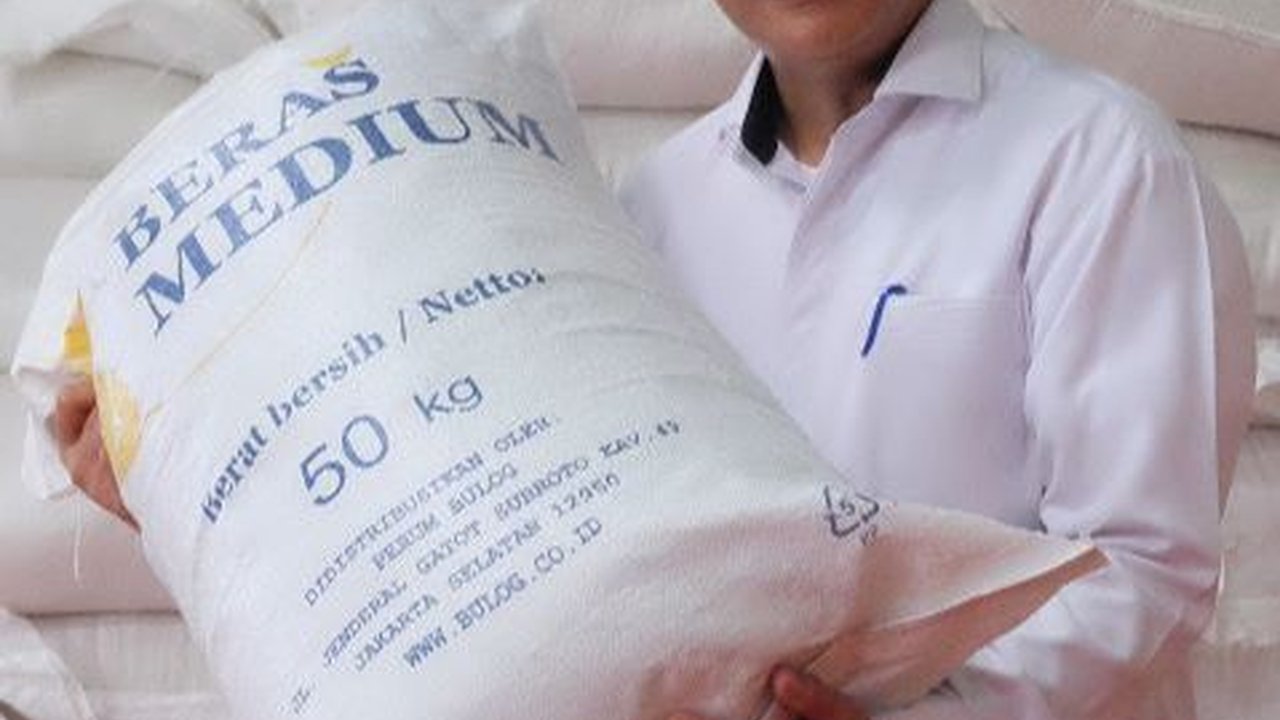 Jokowi Minta Sri Mulyani Lunasi Utang ke Bulog, Nilainya Rp16 Triliun