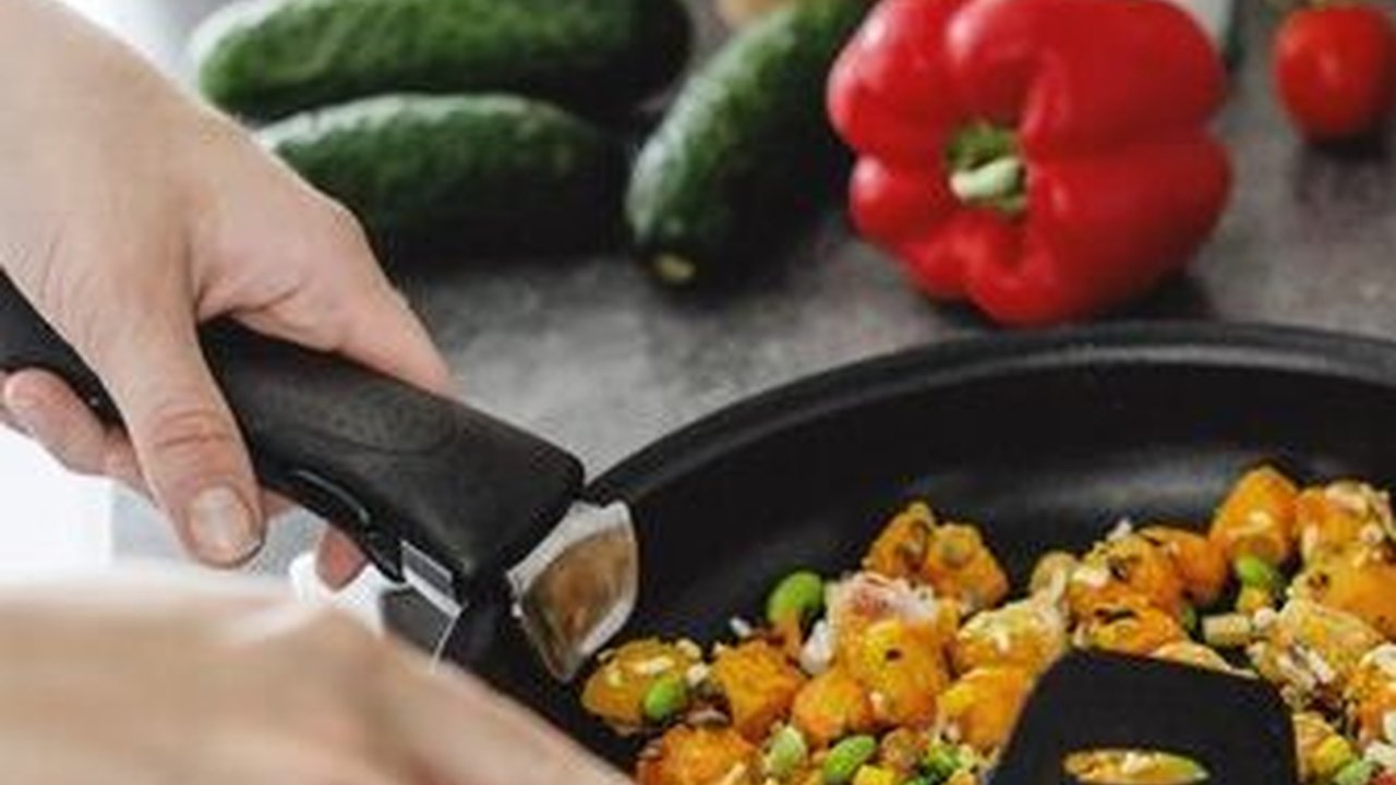 Tips Membersihkan Alat Masak Antilengket agar Tetap Awet