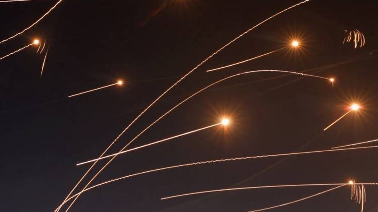 VIDEO: Iron Dome Israel Salah Tembak, Rudal Jatuh ke Rumah Sakit di Tel Aviv