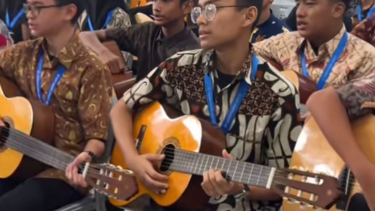 Guru Ini Viral Usai Ajak Muridnya Nyanyi 'We Will Not Go Down' untuk Palestina