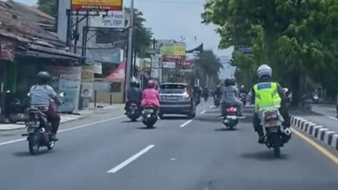 Ngebut Kejar Pengendara Motor untuk Ditilang, Polisi Ini Berujung Dapat Malu