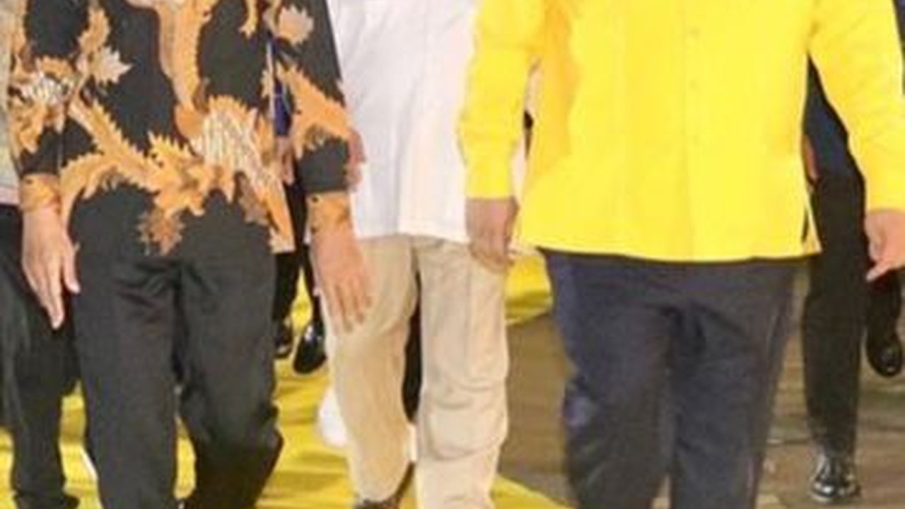 VIDEO: Jokowi Bareng Prabowo Hadiri HUT ke-59 Golkar, Saksikan Gibran 'Dikuningkan?'