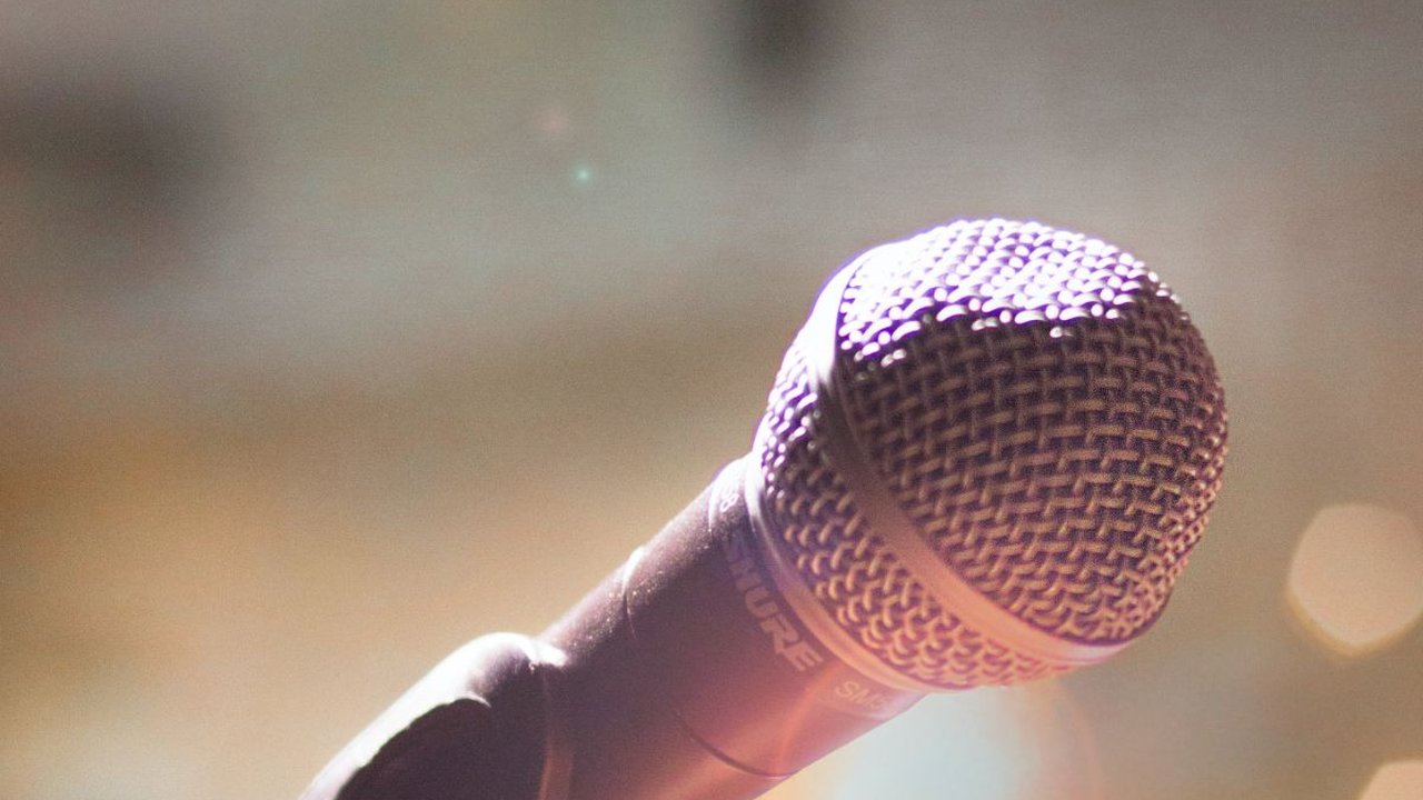 Contoh Topik Stand Up Comedy yang Menghibur, Kocak dan Dijamin Pecah