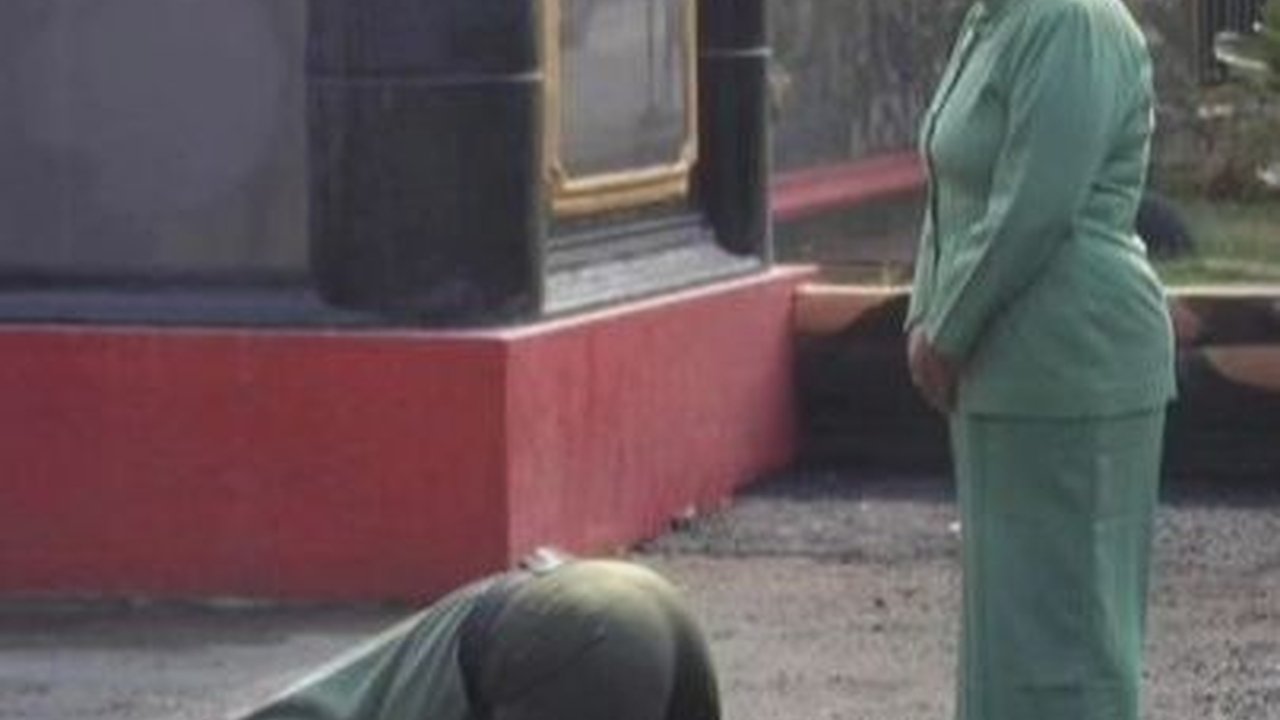 'Bapak Kostrad Sejati' Sujud Syukur Depan Gerbang Satuan Bikin Sang Komandan Terharu