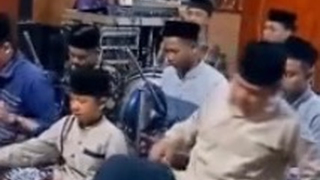 Viral Video Para Vokalis Sholawat Kesetrum Mic, Warganet: Kompak Banget