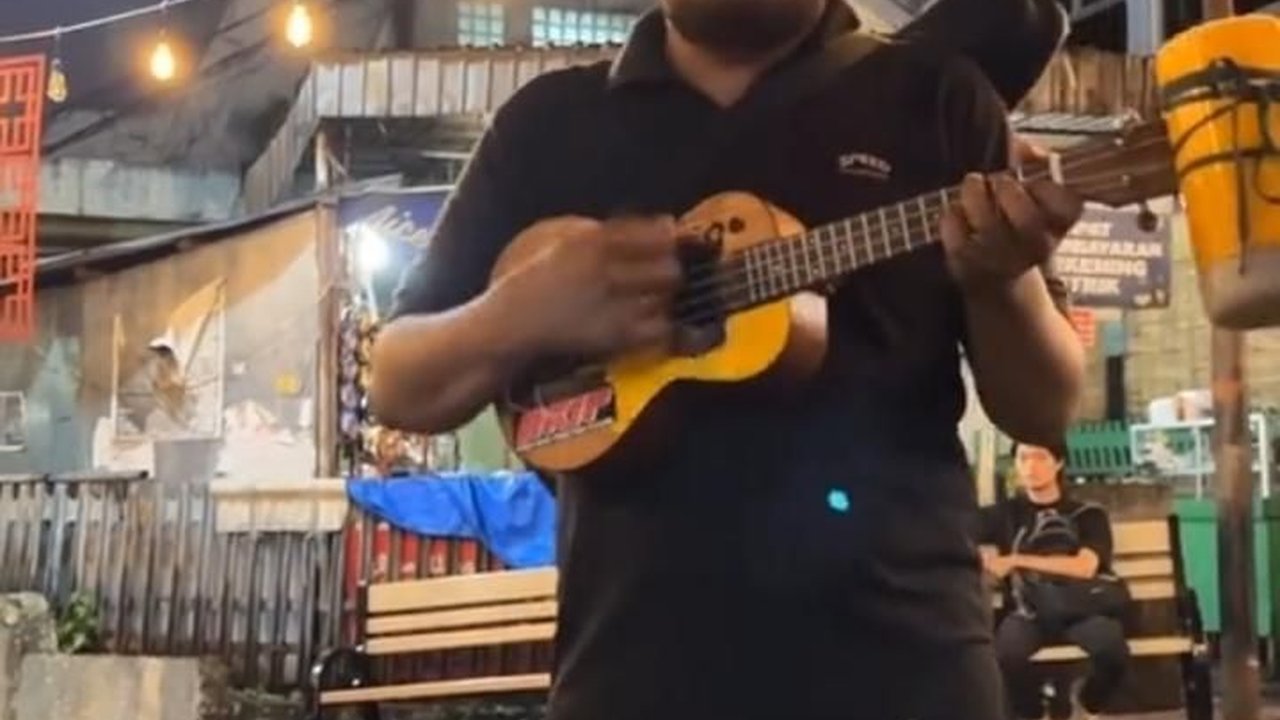 Pengamen Ini Roasting Dua Sejoli yang Sedang Pacaran, Aksi Kreatifnya Viral