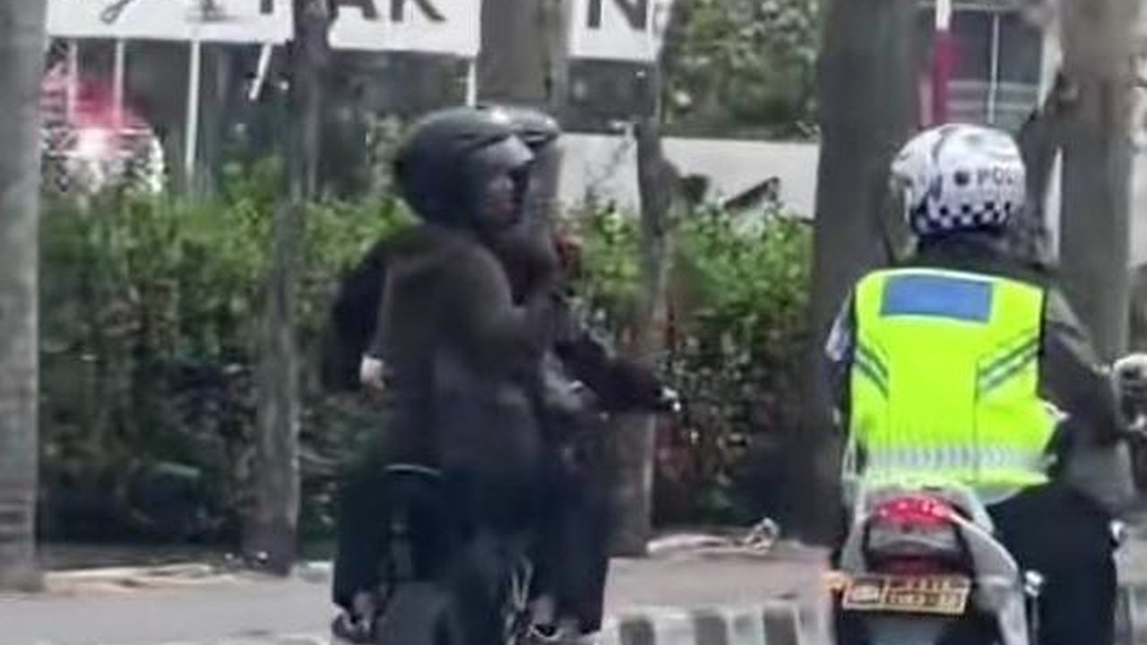Momen Polisi 'Ngebut' Hendak Tilang Pemotor Melanggar Lalu Lintas, Endingnya Tak Terduga