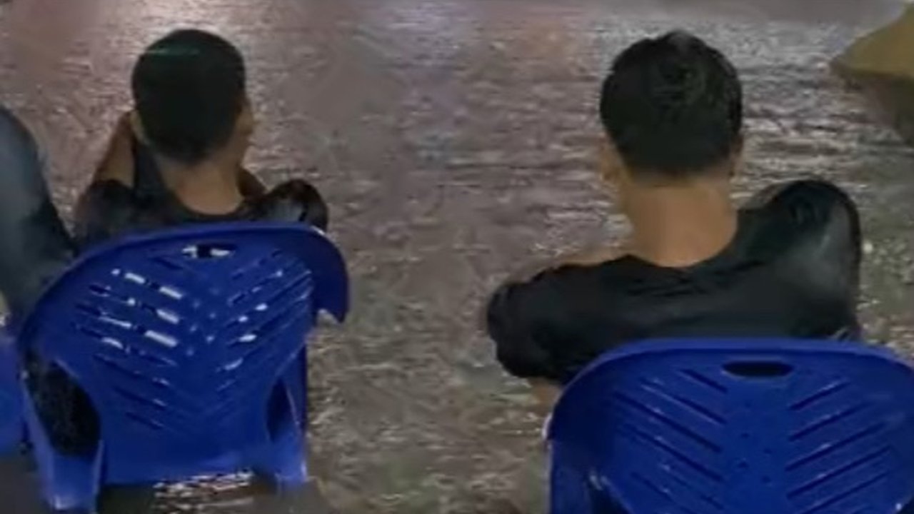 Niat Ikut Tren Sedih Sambil Melamun, Dua Pria Ini Nyaris Tersambar Petir