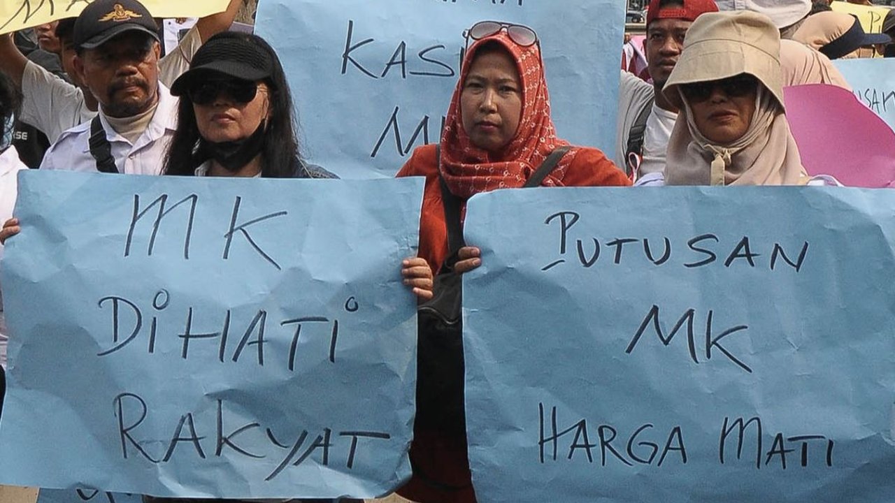 FOTO: Massa Pro Putusan MK Gelar Aksi di Patung Kuda Jelang Sidang MKMK