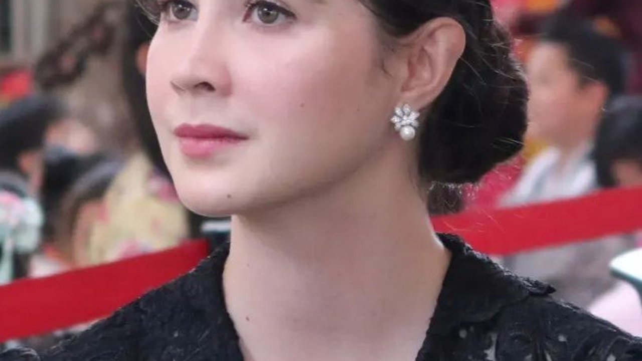 Foto-Foto Cantik Arumi Bachsin Berkebaya dengan Rambut Digelung