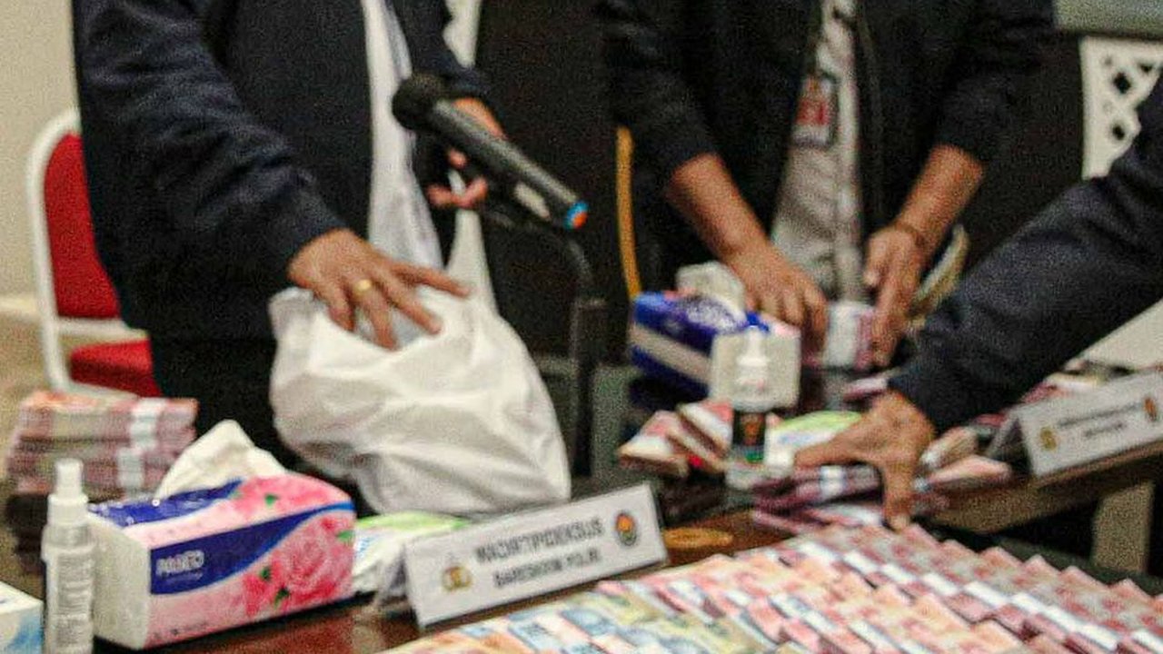 Nyamar jadi Pembeli, Polisi Tangkap Sindikat Pengedar Dolar Palsu saat COD di Rumah Makan