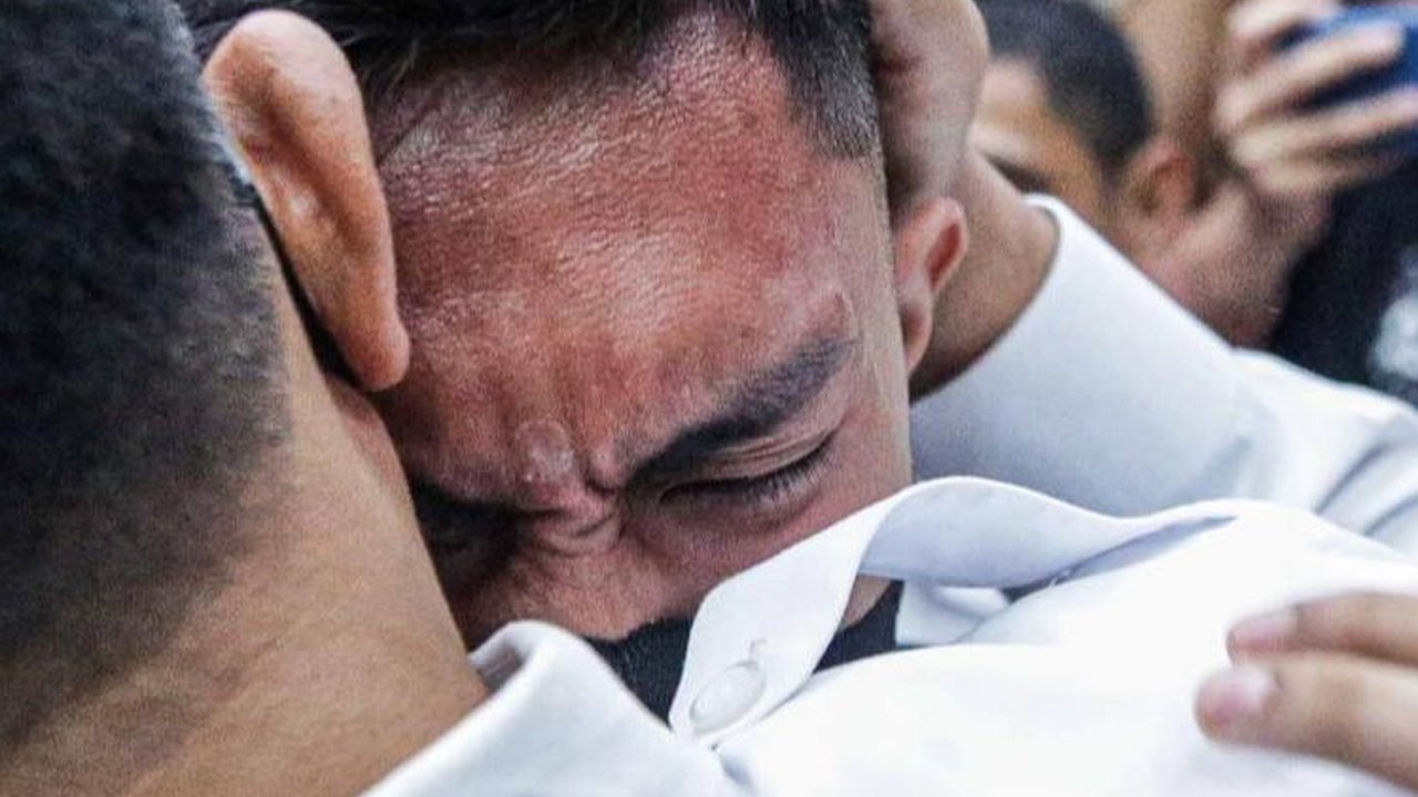VIDEO: Mario Dandy Nangis, Peluk Dicium Rafael Alun di Persidangan