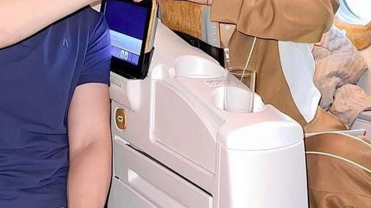Potret Dokter Ganteng yang Beri Hadiah Rp100 Juta Buat Fuji, Pemilik Klinik Kecantikan Ternama