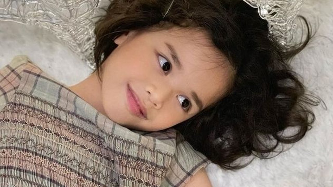 7 Potret Clover Anak Renata Kusmanto dan Fachri Albar, Cantik dan Berbakat Jadi Model