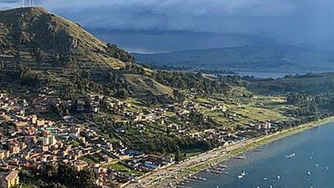 12 Fakta Menarik Danau Titicaca, Tertinggi di Dunia dan Punya Pemukiman Pulau Terapung